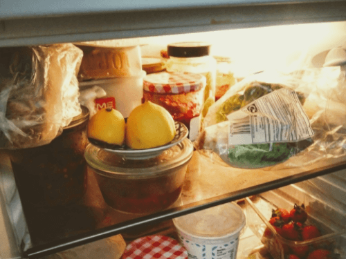 食材を詰め過ぎの冷蔵庫